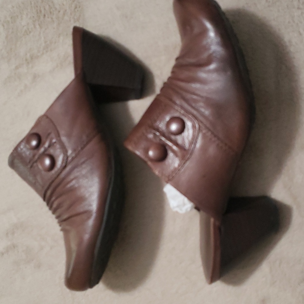 Bare Traps Brown Mules